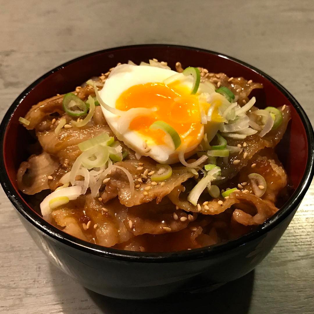 山辺町特産の舞米豚を使った丼
第2弾！試作中です〜

乞うご期待！