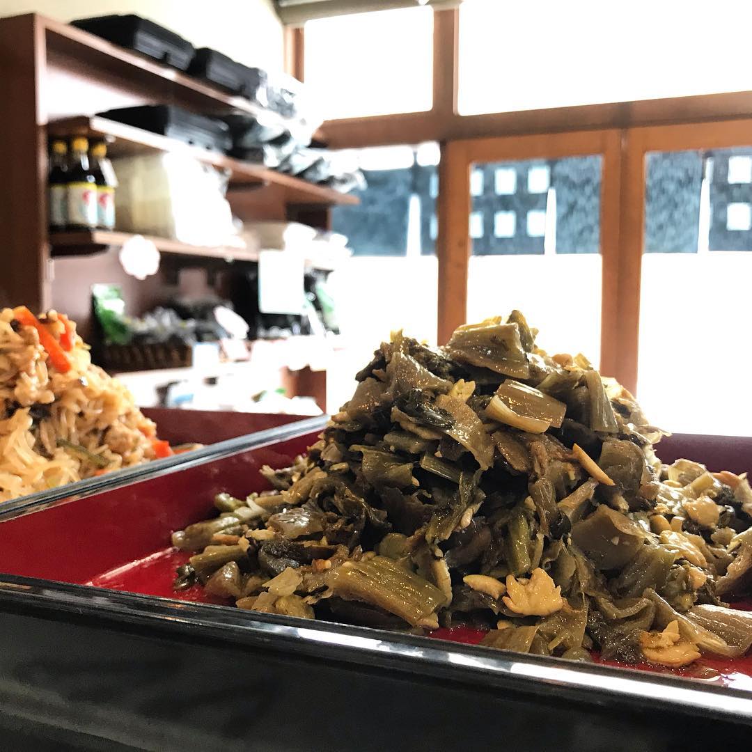 山形の季節物
茎菜煮(青菜煮)でました

ヤマキチお惣菜&ランチで
お待ちしております〜