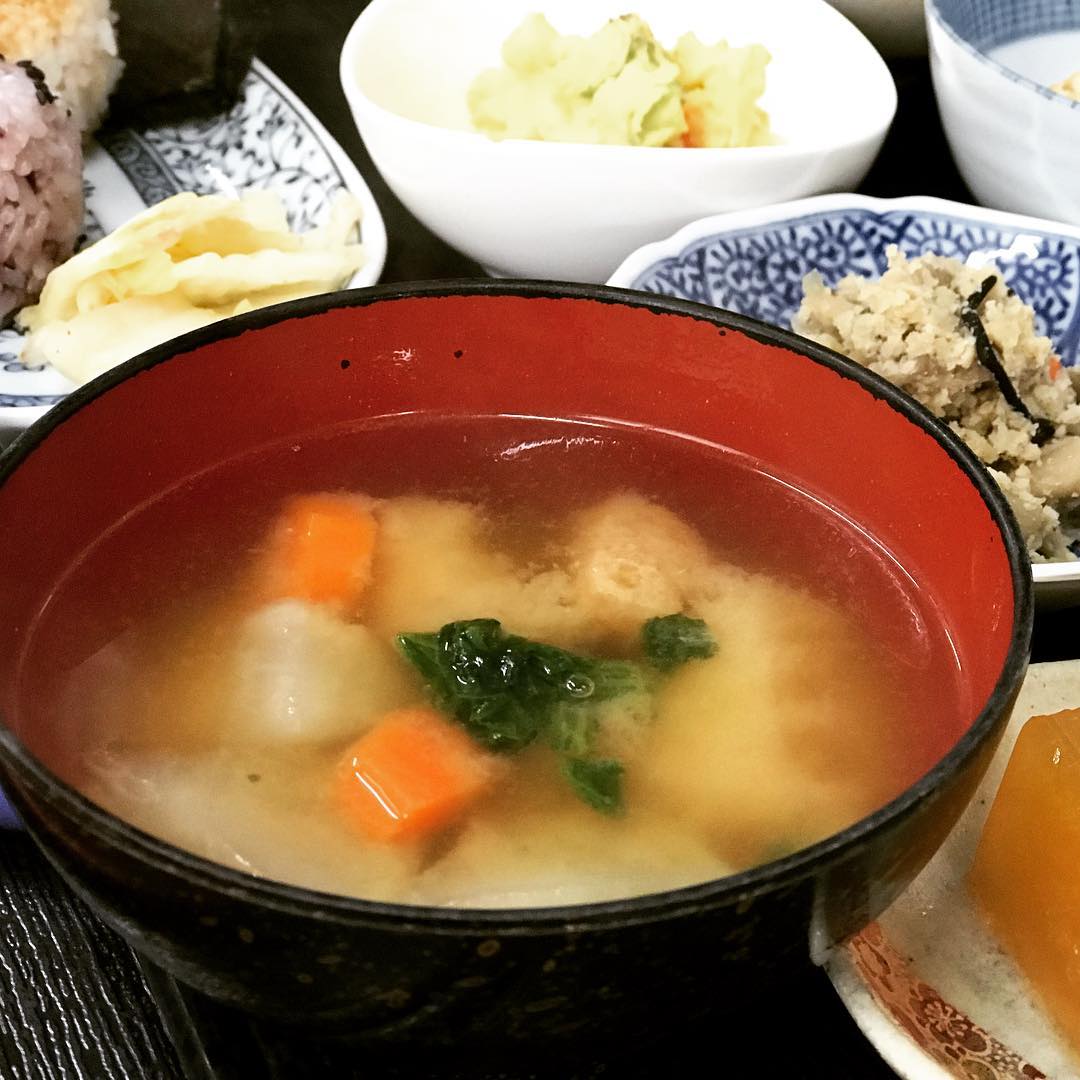 今月のヤマキチお味噌汁は
根菜汁

お味噌汁を食べてほっこり
温まってくださいませ〜〜 ※2月18日からは雛膳(あさり汁)にかわります。