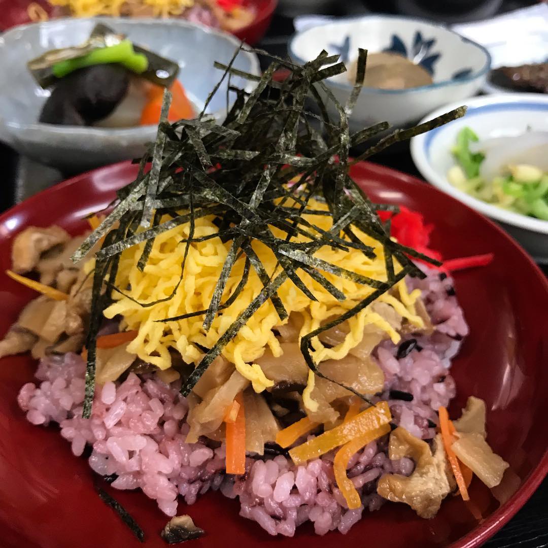 雛膳

ヤマキチの雛膳ランチは
お福田、岡の台ごんぼの肉詰め、にしんの甘露煮、あさつきの梅味噌がけ、古代米チラシ、あさり汁、桜寒天

春の足音とともに
お雛様を愛でながら
雛膳ランチをぜひどうぞ