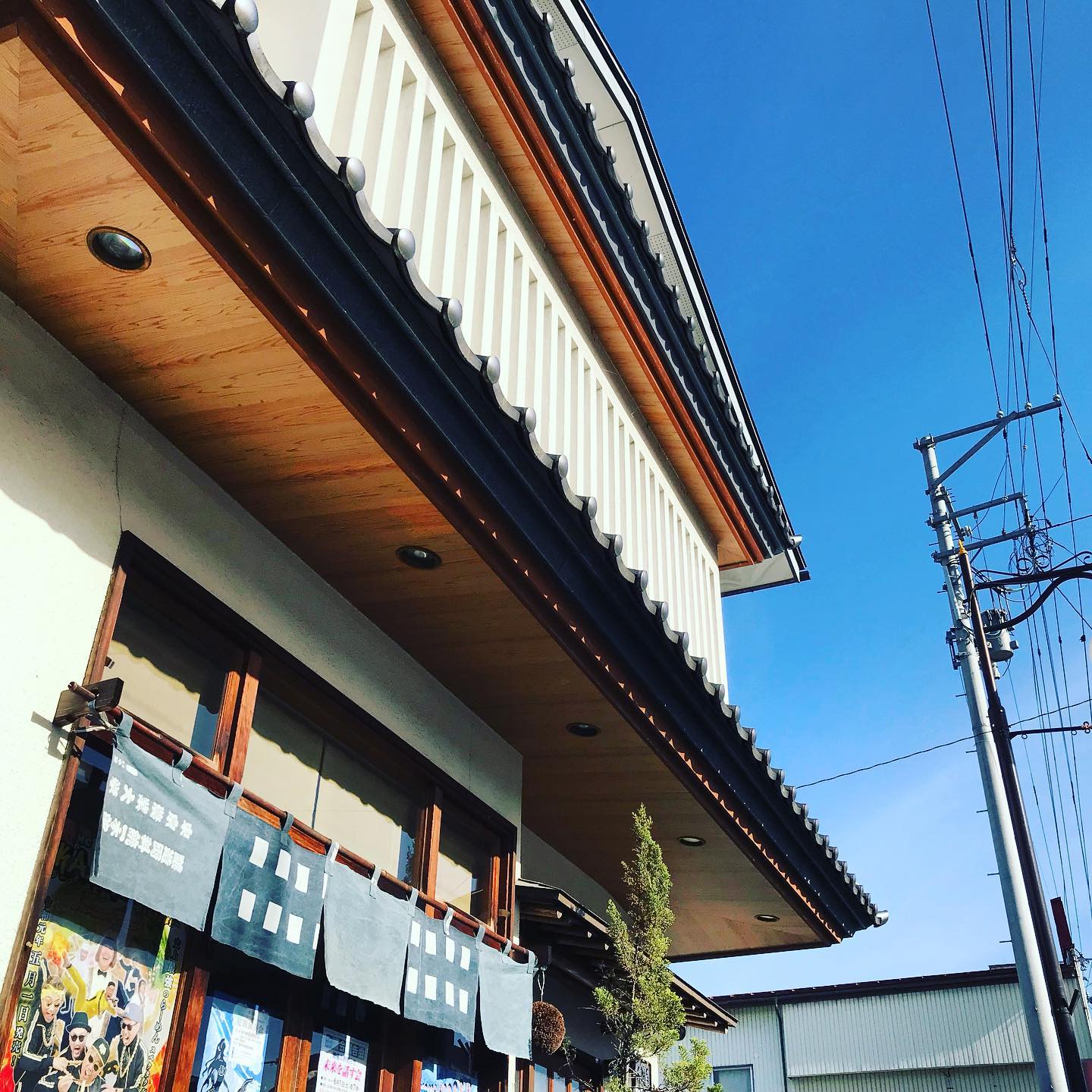 五月らしい爽やかな空
ちょっと西陽つよいけど
いい季節ですね

もうすぐ六月！
ヤマキチ鯉のぼり膳も今週土曜日まで
週末からの六月突入〜〜
山辺へお出かけくださいませ