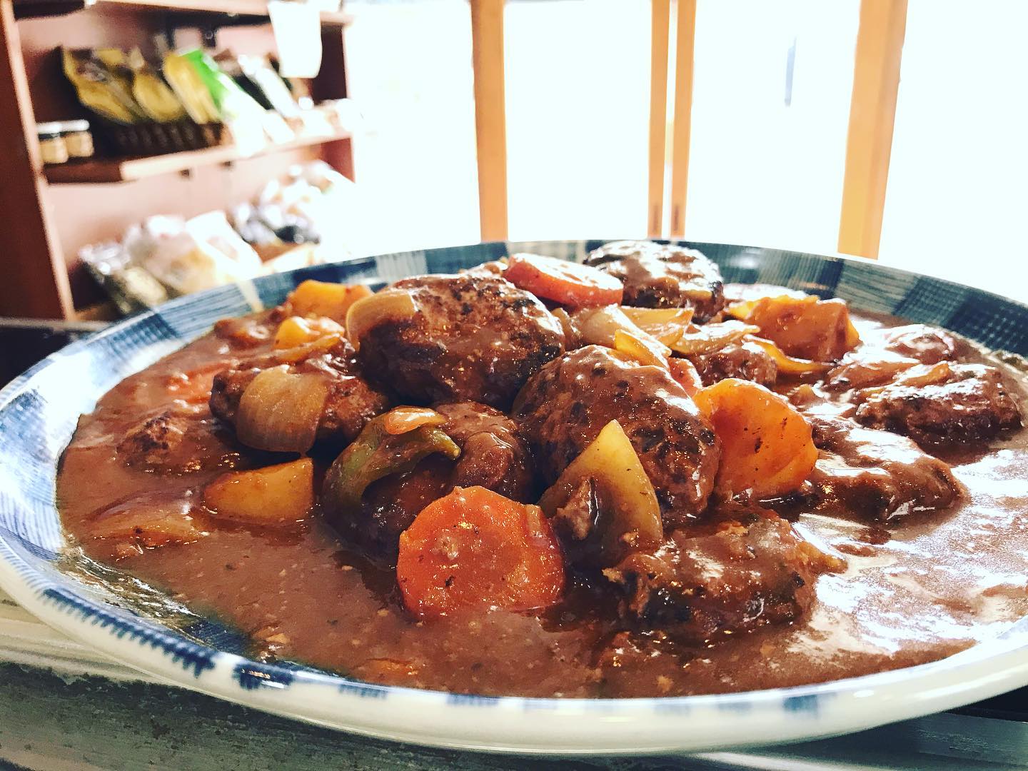 晩げのおかずは
ヤマキチ特製
煮込みハンバーグで