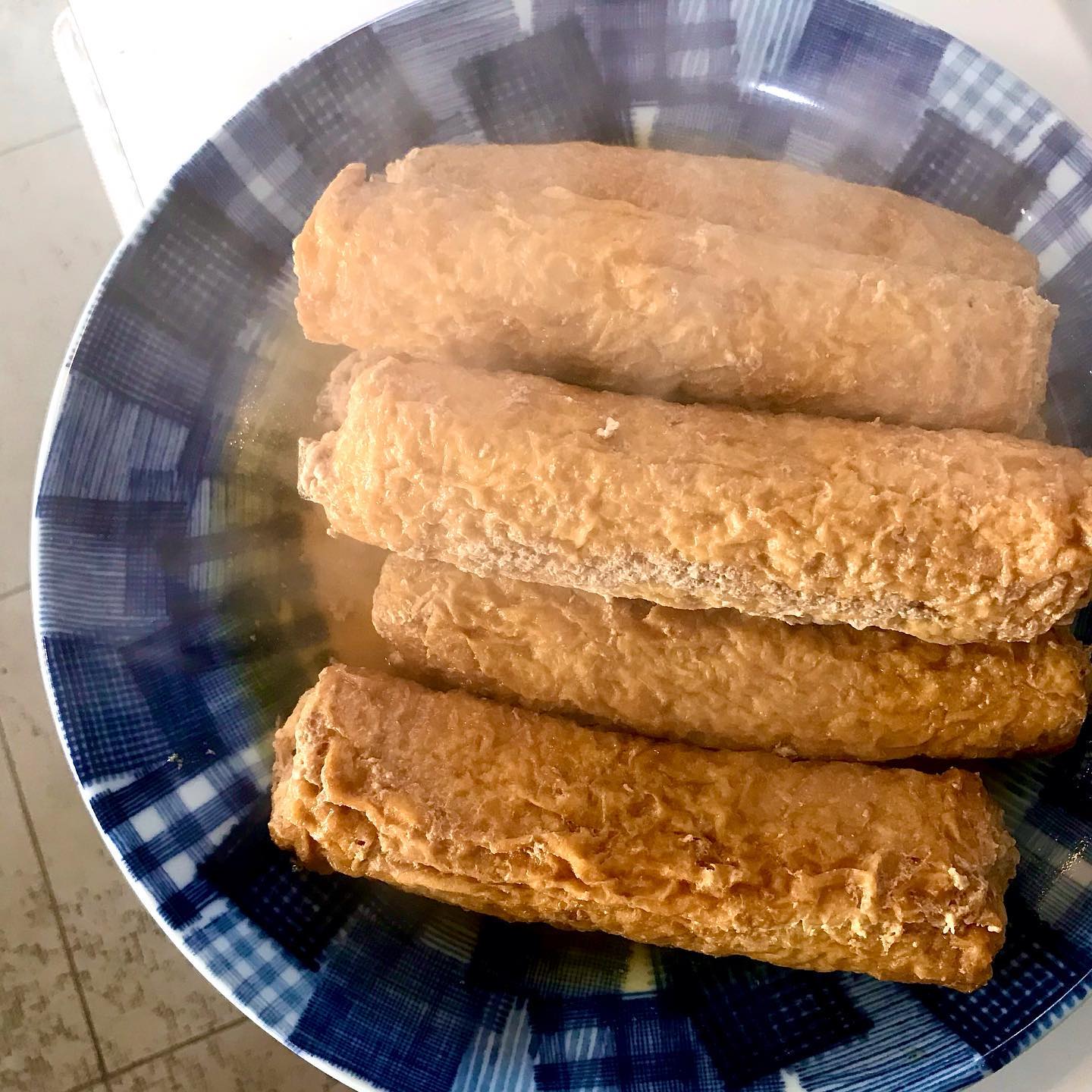 信田巻き

特注大判の油揚げに
鶏ひき肉、ごぼう、にんじん
大根を巻いた期間限定商品です

売り切れ御免
お早めにどうぞ