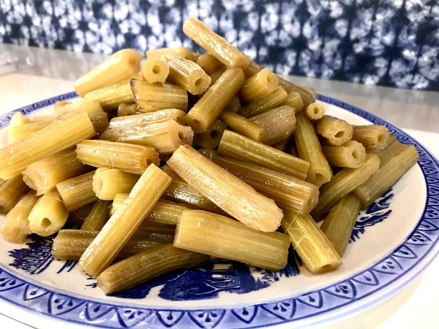 三河ふき煮

山辺町三河の在来野菜
三河ふき

太くてシャキシャキして
この季節の贅沢な逸品です