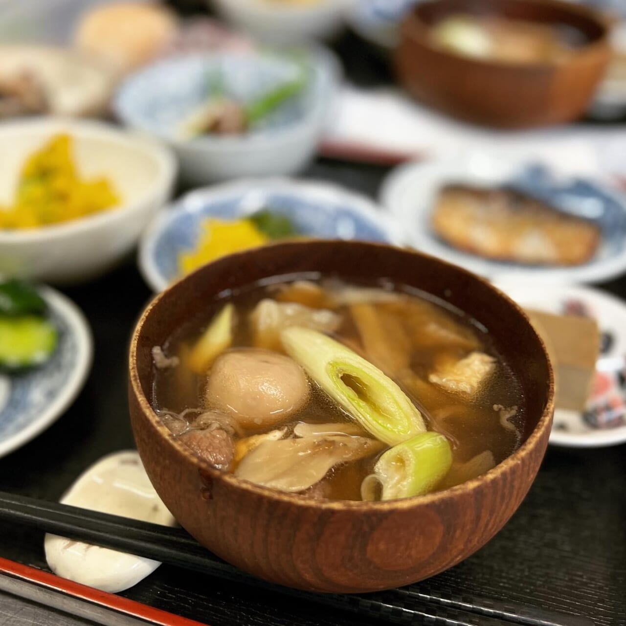 いも煮
はじめました

今日から季節のランチ、その他定食のお汁は
いも煮汁になります
山形の秋を感じにヤマキチへどうぞ！