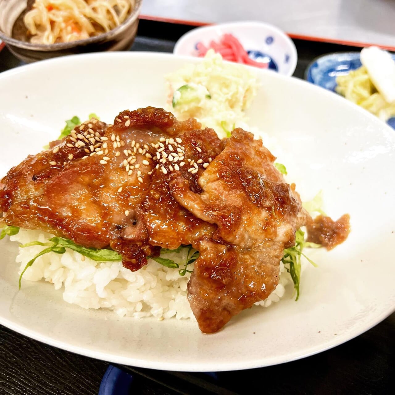 舞米豚の味噌丼?
新年も舞い踊る美味しさです

今年も山辺町特産
舞米豚をどうぞご贔屓に
よろしくお願いいたします‍♂️






#舞米豚の梅カツ　