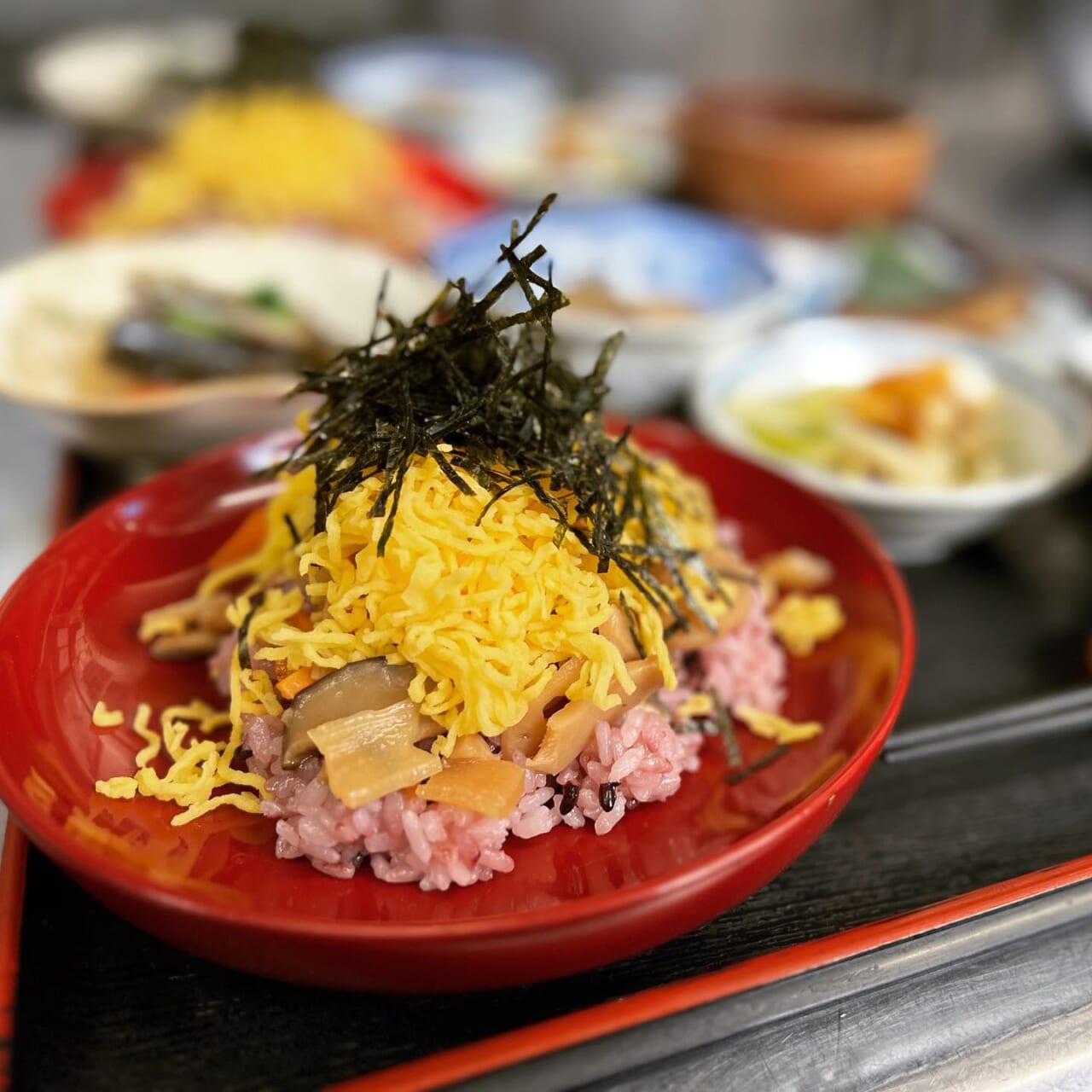 ひな膳
・古代米ちらしごはん
・山辺町大蕨の郷土料理"お福田"
・白鷹町産岡の台ごんぼの肉詰め
・やわらかにしん甘露煮
・山辺町産アサツキ自家製梅味噌がけ
・あさりのお吸い物
・桜寒天

ヤマキチひなまつり期間中の季節のランチはひな膳(税込1,500円)になります。