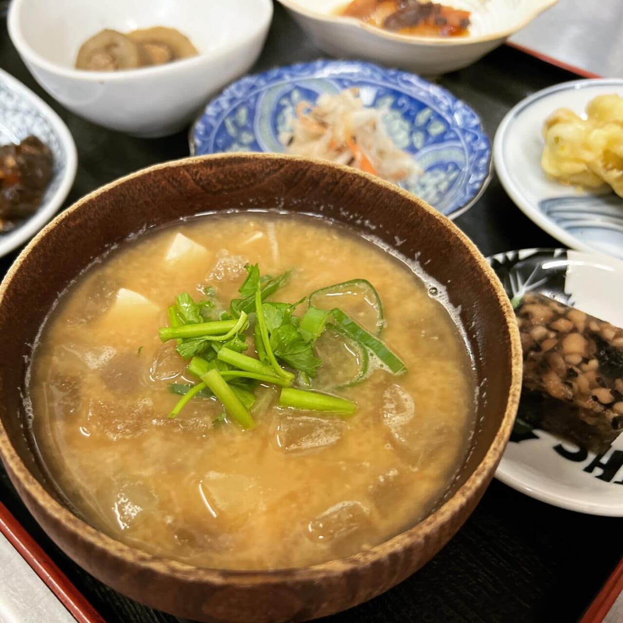 さて、1月のヤマキチの椀物は納豆汁️
季節のランチヤマキチ膳、その他定食すべて
納豆汁になります。
山形の冬はやっぱり納豆汁ですね！

今年もヤマキチランチ、お惣菜を
どうぞご贔屓に
よろしくお願い申し上げます‍♂️